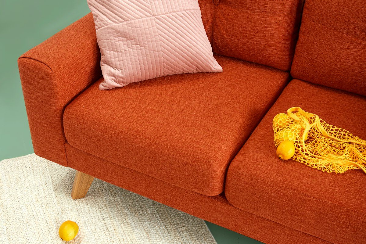 Tapacirana sofa posle dubinskog čišćenja
